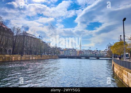 Bahnhofbrucke sur la rivière Limmat et flèche de Predigerkirche sur fond, Zurich, Suisse Banque D'Images