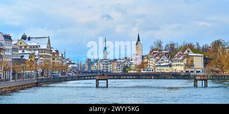 La vue sur le quartier historique d'Altstadt sur les deux rives de la rivière Limmat, Zurich, Suisse Banque D'Images