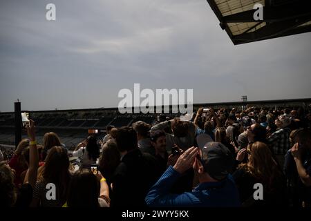 Indianapolis (États-Unis d'Amérique). 08 avril 2024. Indianapolis (États-Unis d'Amérique). 08 avril 2024. Des milliers de spectateurs regardent vers le soleil lors d'une éclipse solaire totale lors d'un événement de l'Indianapolis Motor Speedway, le 8 avril 2024, à Indianapolis, Indiana. Une éclipse solaire totale a balayé une partie étroite du continent nord-américain, du Mexique à la côte atlantique de Terre-Neuve, au Canada. Crédit : Joel Kowsky/NASA/Alamy Live News Banque D'Images