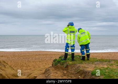 Burton Bradstock, Dorset, Royaume-Uni. 8 avril 2024. Météo britannique. Une équipe de recherche et de sauvetage des garde-côtes de HM surveillant un grand enrouleur de câble en bois flottant à 100 mètres de la plage à Burton Bradstock dans le Dorset. Le grand enrouleur de câble, qui mesure environ 6 pieds de diamètre, pourrait causer de graves dommages à un petit bateau de plaisance en cas de collision. Ces derniers jours, beaucoup de débris de palettes en bois, qui ont peut-être été lavés d'un navire pendant la tempête Kathleen, ont été lavés à terre sur les plages. Crédit photo : Graham Hunt/Alamy Live News Banque D'Images