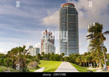 Miami, Floride, États-Unis - 1er décembre 2023 : haut gratte-ciel d'appartements de luxe sur la célèbre South Beach de Miami Banque D'Images
