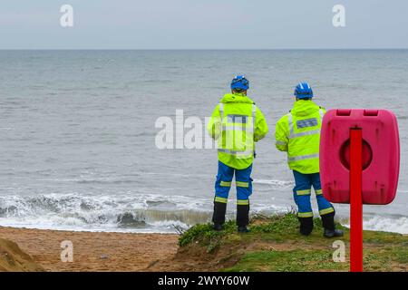 Burton Bradstock, Dorset, Royaume-Uni. 8 avril 2024. Météo britannique. Une équipe de recherche et de sauvetage des garde-côtes de HM surveillant un grand enrouleur de câble en bois flottant à 100 mètres de la plage à Burton Bradstock dans le Dorset. Le grand enrouleur de câble, qui mesure environ 6 pieds de diamètre, pourrait causer de graves dommages à un petit bateau de plaisance en cas de collision. Ces derniers jours, beaucoup de débris de palettes en bois, qui ont peut-être été lavés d'un navire pendant la tempête Kathleen, ont été lavés à terre sur les plages. Crédit photo : Graham Hunt/Alamy Live News Banque D'Images