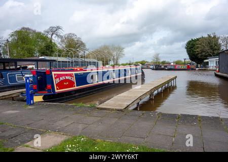 Des bateaux étroits amarrés à la marina centrale du canal de Nantwich sur le canal Shropshire union Cheshire Banque D'Images