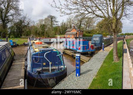 Des bateaux étroits amarrés à la marina centrale du canal de Nantwich sur le canal Shropshire union Cheshire Banque D'Images