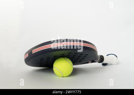 raquette de paddle tennis professionnelle bleue avec balle jaune sur fond blanc. copier l'espace pour le texte Banque D'Images
