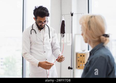 Système de contrôle médical spécialisé avant la procédure du patient dans la salle d'examen. Banque D'Images