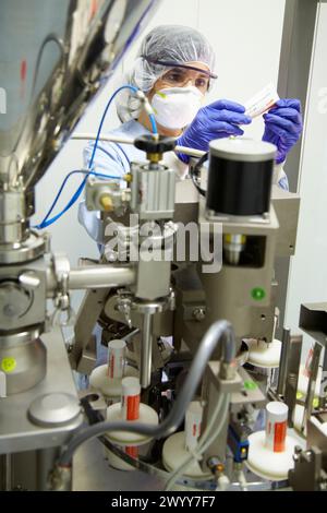 Suivi technique sous un procédé de distribution et fermeture d'un gel, salle blanche, usine pharmaceutique, usine de fabrication de médicaments, Centre de recherche, pharmacie, Area Health, Tecnalia Research & innovation, Araba Technology Park, Miñano, pays Basque, Espagne. Banque D'Images