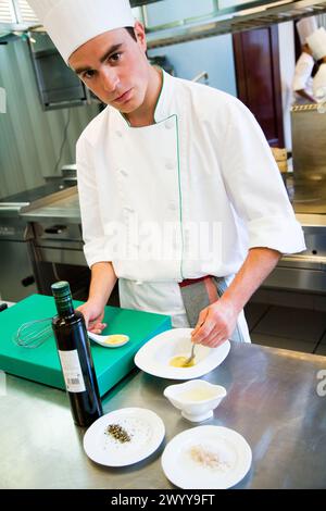 Préparation du tartre de saumon. École de cuisine Luis Irizar. Donostia, Gipuzkoa, pays Basque, Espagne. Banque D'Images