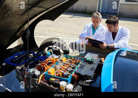 Dynacar, véhicule électrique, chercheurs travaillent dans la voiture électrique, unité industrie, industrie automobile, Centre technologique, Tecnalia recherche & innovation, Derio, Bizkaia, pays Basque, Espagne. Banque D'Images
