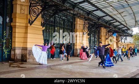 Santiago, Chili, 18 septembre 2022 : les gens pratiquent des danses traditionnelles chiliennes devant le Centro Cultural Estacion Mapocho Banque D'Images