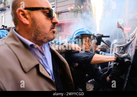 75e anniversaire de l'OTAN à naples des affrontements entre manifestants et policiers en tenue anti-émeute ont eu lieu il y a peu, au bout de la via Toledo à Naples. Les jeunes manifestants ont tenté de percer le cordon de sécurité pour se rendre au théâtre San Carlo, dans le but de contester le concert prévu pour le 75ème anniversaire de l’OTAN.4 ferrites entre moi manifeste anti. ABP05025 Copyright : xAntonioxBalascox Banque D'Images