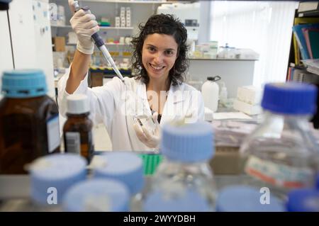 Personnel technique prélevant des échantillons. Laboratoire, Fundación Inbiomed, Groupe Genetrix. Centre de recherche sur les cellules souches et la médecine régénérative. Donostia, Saint-Sébastien, Euskadi. Espagne. Banque D'Images