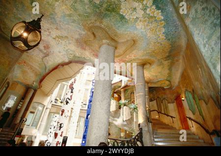 Escalier principal de la Maison Milà (alias la Pedrera 1906-1912 par Gaudí). Barcelone. Espagne. Banque D'Images