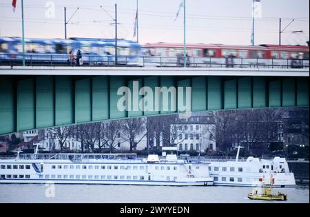Tramways traversant le pont Deutzer (Deutzer Rheinbrücke) au bord du Rhin. Cologne. Allemagne. Banque D'Images