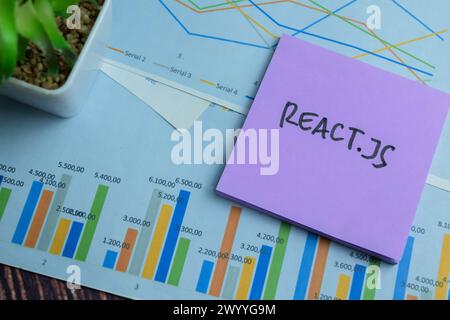 Concept de React.js écrire sur des notes collantes isolées sur une table en bois. Banque D'Images