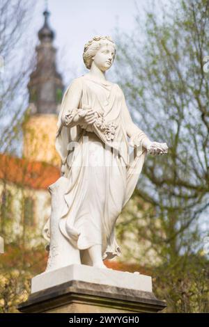 Müglitztal im Frühling Schlosspark Weesenstein. Römische Blumengöttin Flora Göttin der Blumen und des Blühens 1861 vom sächsischen Bildhauer Wolf von Hoyer hergestellt. Weesenstein Sachsen Deutschland *** vallée de Müglitz au printemps Parc du château de Weesenstein déesse romaine des fleurs flore déesse des fleurs et de la floraison 1861 par le sculpteur saxon Wolf von Hoyer Weesenstein Saxe Allemagne Banque D'Images