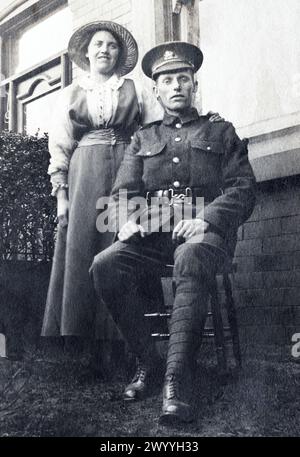 Soldat du King's Own Royal Regiment avec sa femme pendant la première Guerre mondiale. Banque D'Images