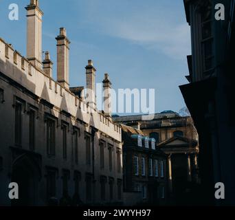 Ombres dramatiques projetées sur le bâtiment - Oxford Banque D'Images