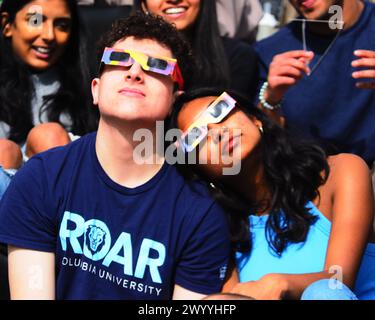 New York City, NY, États-Unis. 8 avril 2024. Les gens regardent l'éclipse solaire totale à l'Université Columbia à New York, États-Unis, le 8 avril 2024 (crédit image : © Debra L. Rothenberg/ZUMA Press Wire) USAGE ÉDITORIAL SEULEMENT! Non destiné à UN USAGE commercial ! Banque D'Images