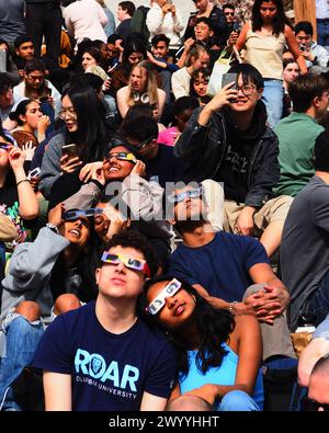 New York City, NY, États-Unis. 8 avril 2024. Les gens regardent l'éclipse solaire totale à l'Université Columbia à New York, États-Unis, le 8 avril 2024 (crédit image : © Debra L. Rothenberg/ZUMA Press Wire) USAGE ÉDITORIAL SEULEMENT! Non destiné à UN USAGE commercial ! Banque D'Images