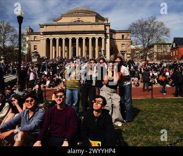 New York City, NY, États-Unis. 8 avril 2024. Les gens regardent l'éclipse solaire totale à l'Université Columbia à New York, États-Unis, le 8 avril 2024 (crédit image : © Debra L. Rothenberg/ZUMA Press Wire) USAGE ÉDITORIAL SEULEMENT! Non destiné à UN USAGE commercial ! Banque D'Images