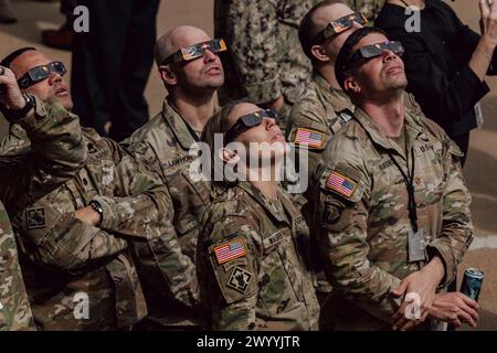 Arlington (États-Unis d'Amérique). 08 avril 2024. Arlington (États-Unis d'Amérique). 08 avril 2024. Le personnel militaire utilise des lunettes de protection pour observer l'éclipse solaire totale du Pentagone, le 8 avril 2024, à Washington, DC Une éclipse solaire totale a balayé une partie étroite du continent nord-américain, du Mexique à la côte atlantique de Terre-Neuve, au Canada. Crédit : Cpl. Aaron Troutman/US Army/Alamy Live News Banque D'Images