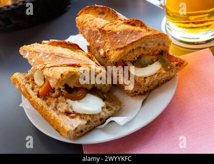 Sandwich avec œufs, anchois Banque D'Images