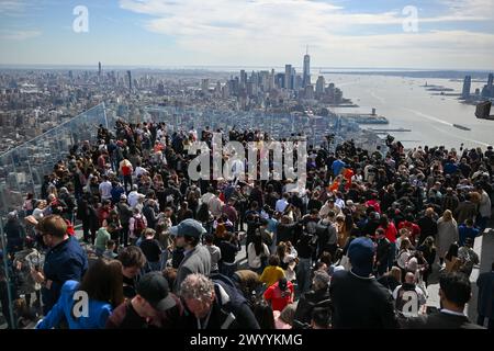 Les gens se rassemblent à Watch the Solar Eclipse à Edge Hudson Yards le 8 avril 2024 à New York. Banque D'Images