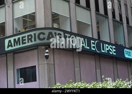 Un nouveau ticker à l'extérieur de Fox News Studios a annoncé l'éclipse solaire le 8 avril 2024 à New York. Banque D'Images