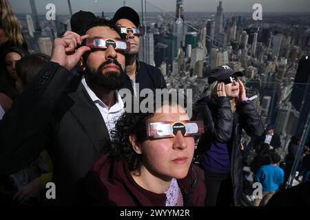 Les gens se rassemblent à Watch the Solar Eclipse à Edge Hudson Yards le 8 avril 2024 à New York. Banque D'Images