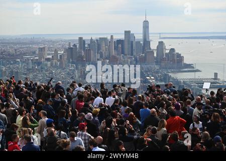 Les gens se rassemblent à Watch the Solar Eclipse à Edge Hudson Yards le 8 avril 2024 à New York. Banque D'Images