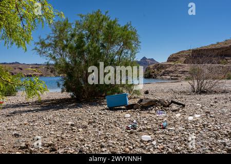 Un camping dispersé à Lake Mead National Recreation Area jonché de gobelets et de bouteilles en plastique et de canettes en aluminium Banque D'Images