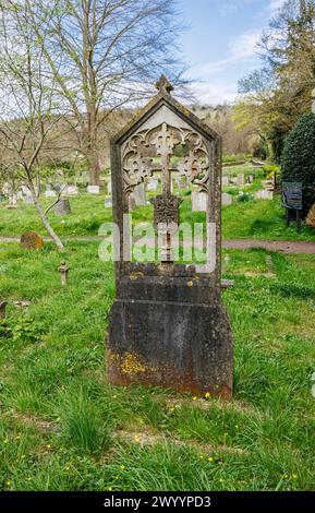 Croix sculptée dans une pierre tombale dans le cimetière de l'église paroissiale St Michael & All Angels à Mickleham, un village près de Dorking, Surrey Banque D'Images