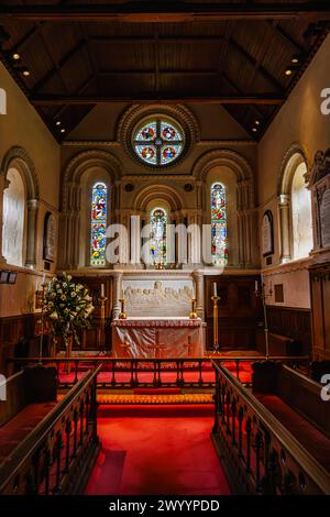 Ashlar redos derrière l'autel représentant la «Cène» dans l'église paroissiale St Michael & All Angels à Mickleham, un village près de Dorking, Surrey Banque D'Images