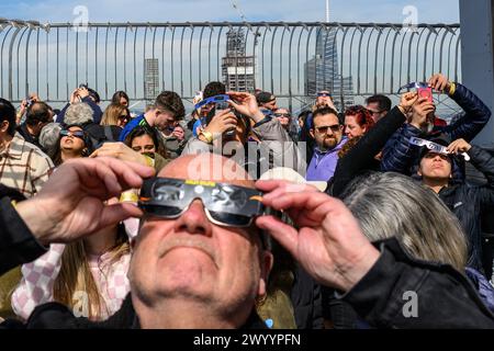 New York, États-Unis. 8 avril 2024. Les gens regardent une éclipse solaire depuis le pont d'observation au 86ème étage de l'Empire State Building. Crédit : Alamy Live News/Enrique Shore crédit : Enrique Shore/Alamy Live News Banque D'Images