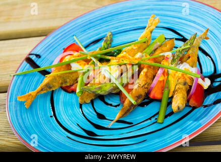 Frit dans des sprats de pâte avec sauce crémeuse au gingembre, tomates, pâte balsamique Banque D'Images