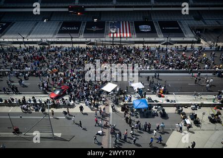 Indianapolis (États-Unis d'Amérique). 08 avril 2024. Indianapolis (États-Unis d'Amérique). 08 avril 2024. Des milliers de spectateurs se tiennent sur le circuit de course alors qu'ils regardent vers le soleil lors d'un événement total d'observation d'éclipse solaire à l'Indianapolis Motor Speedway, le 8 avril 2024, à Indianapolis, Indiana. Une éclipse solaire totale a balayé une partie étroite du continent nord-américain, du Mexique à la côte atlantique de Terre-Neuve, au Canada. Crédit : Joel Kowsky/NASA/Alamy Live News Banque D'Images