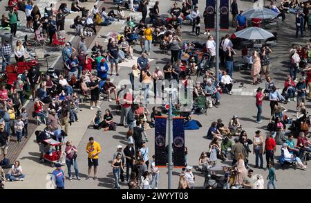 Indianapolis (États-Unis d'Amérique). 08 avril 2024. Indianapolis (États-Unis d'Amérique). 08 avril 2024. Des milliers de spectateurs se tiennent sur Pagoda Plaza alors qu'ils regardent vers le soleil lors d'un événement d'observation d'éclipse solaire totale au circuit automobile d'Indianapolis, le 8 avril 2024, à Indianapolis, Indiana. Une éclipse solaire totale a balayé une partie étroite du continent nord-américain, du Mexique à la côte atlantique de Terre-Neuve, au Canada. Crédit : Joel Kowsky/NASA/Alamy Live News Banque D'Images