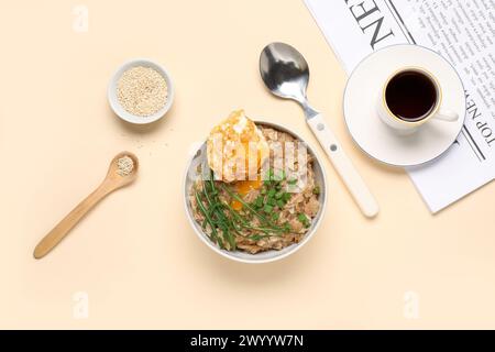 Composition avec de savoureux flocons d'avoine, bol avec des graines de sésame et tasse de café sur fond beige Banque D'Images