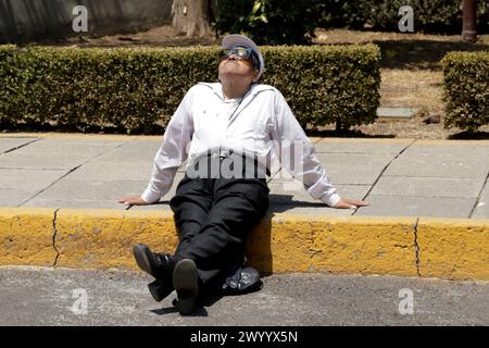 Mexico, Mexique. 08 avril 2024. Un homme observe l'éclipse solaire à travers un verre spécial pendant la Grande éclipse solaire nord-américaine à Mexico, au Mexique. Des personnes ont afflué au planétarium Luis Enrique Erro pour vivre une éclipse solaire partielle. Le 8 avril 2024 à Mexico Mexique. (Photo de Luis Barron/Eyepix Group/Sipa USA) crédit : Sipa USA/Alamy Live News Banque D'Images