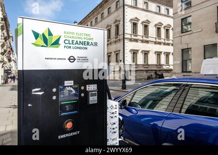 Borne de recharge électrique rapide en bordure de trottoir dans le centre de Londres, Royaume-Uni Banque D'Images