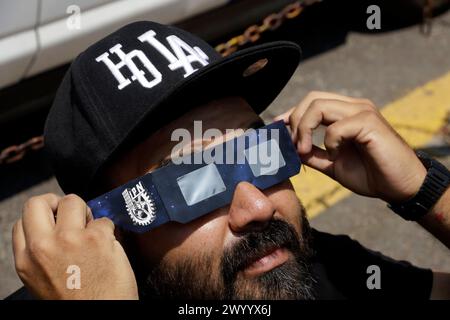 Un homme observe l'éclipse solaire à travers un verre spécial pendant la Grande éclipse solaire nord-américaine à Mexico, au Mexique. Des personnes ont afflué au planétarium Luis Enrique Erro pour vivre une éclipse solaire partielle. Le 8 avril 2024 à Mexico Mexique. (Crédit image : © Luis Barron/eyepix via ZUMA Press Wire) USAGE ÉDITORIAL SEULEMENT! Non destiné à UN USAGE commercial ! Banque D'Images