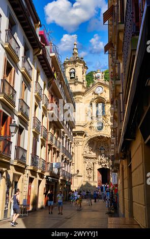 Basílica de Nuestra Señora del Coro, Iglesia de Santa María, parte Vieja, Donostia, San Sebastián, Gipuzkoa, País Vasco, España, Europa, Adentrarse en la parte Vieja es conocer el verdadero centro social de Donostia, sus calles empedradas como la del 31 de Agosto, que conmemora el incendio ese día de 1813, están llenas de bares para disfrutar de los mejores pintxos de la ciudad, y sus edificios emblemáticos como la Basílica de Santa María del Coro y la iglesia de San Vicente son de gran atractivo e interés,. Banque D'Images