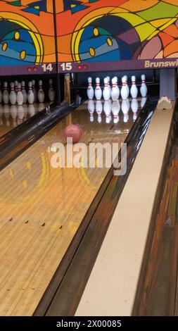 Soirée bowling familiale à Cary, Caroline du Nord. Banque D'Images