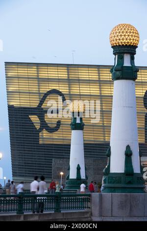 Pont Zurriola et centre Kursaal par Rafael Moneo avec les silhouettes de "peines del Viento" d'Eduardo Chillida sur la façade, San Sebastian. Guipuzcoa, pays Basque, Espagne. Banque D'Images