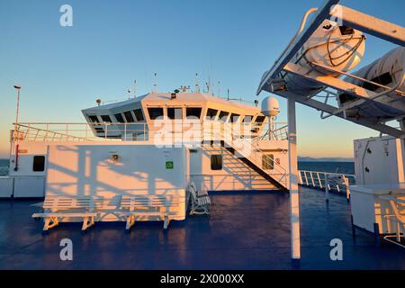 Ferry traversant le détroit de Gibraltar du Maroc à l'Espagne, l'Afrique, l'Europe. Banque D'Images