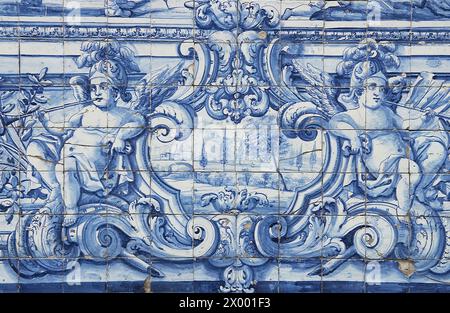 Azulejos en el claustro Gótico de la catedral, Porto. Portugal. Banque D'Images