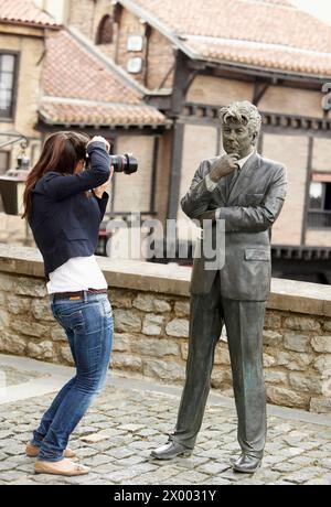 Statue dédiée à Ken Follet, El Portalón en arrière-plan, ville médiévale, Vitoria-Gasteiz, Alava, pays Basque, Espagne. Banque D'Images