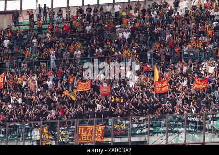 Milan, Italie. 6 avril 2024. Italie, Milan, 6 avril 2024 : les supporters de l'US Lecce agitent les drapeaux et montrent des bannières dans les gradins pendant le match de football AC Milan vs US Lecce, day31 Serie A 2023-2024 San Siro Stadium.AC Milan vs US Lecce, Lega Calcio Serie A 2023/2024 day 31 at San Siro Stadium (crédit image : © Fabrizio Andrea Bertani/Pacific Press via ZUMA Press Wire) USAGE ÉDITORIAL EXCLUSIF ! Non destiné à UN USAGE commercial ! Banque D'Images