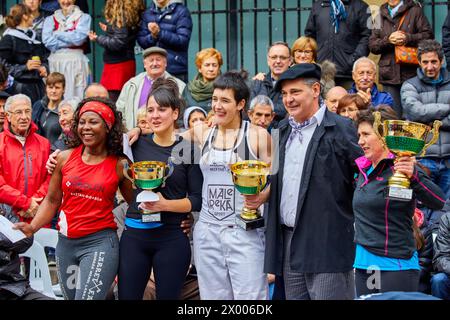 Compétition de femelles Aizkolaris, coupe de bûches, Plaza de la Trinidad, Feria de Santo Tomás, la fête de tous Thomas a lieu le 21 décembre. Au cours de cette journée, San Sebastián est transformé en marché rural. De nombreux stands sont installés où vous pouvez acheter une grande variété de produits alimentaires, artisans, etc, costumes régionaux basques, Donostia, Saint-Sébastien, Gipuzkoa, pays Basque, Espagne, Europe. Banque D'Images